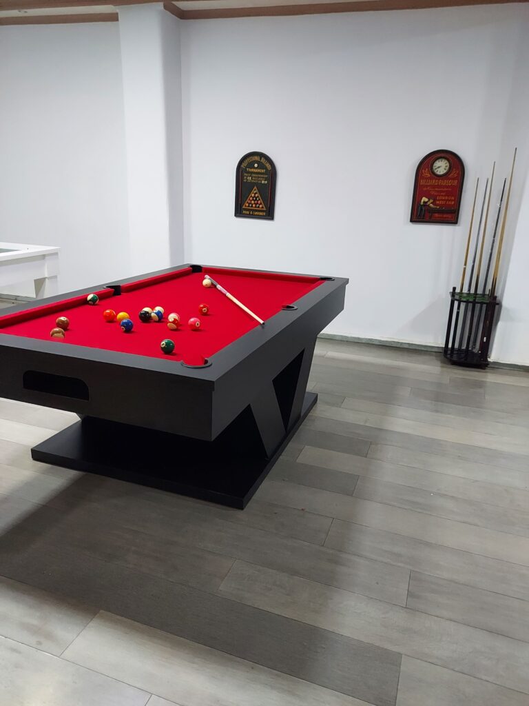 Table de billard américain rouge au Maroc - qualité professionnelle